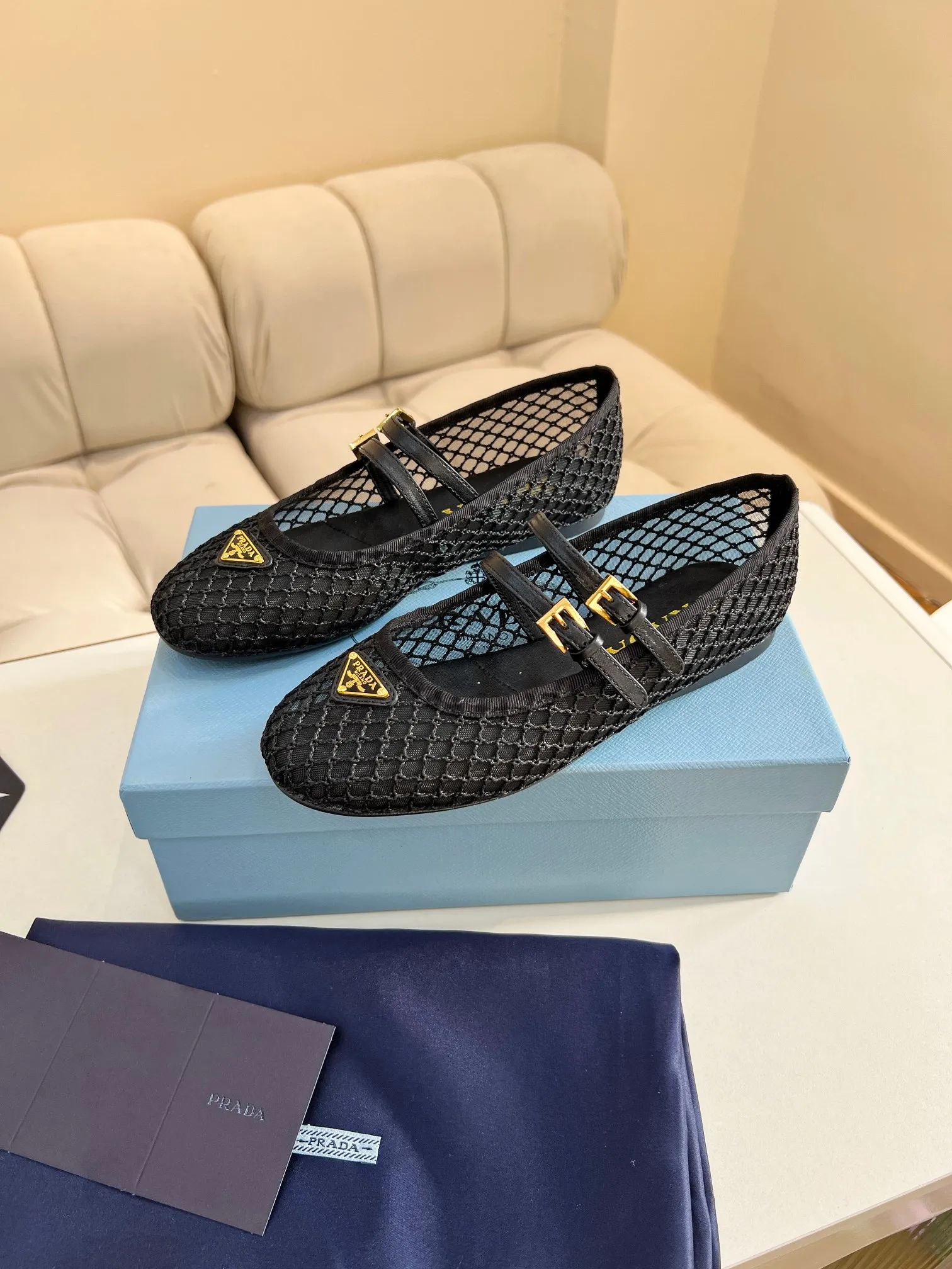 👟👟Ex-factory price 520👟👟 PRADA💝💝25ss💯💯💯New British style dancing shoes Small leather loafers - retro fashion classic items New products created at the first major show of Paris Fashion Week Inspirations are cleverly combined by the D chief designer on the perfect shoe shape. Matched with brand buckles, it is more fashionable. Upper: imported rhombus lining: cowhide lining sole: original [Fireworks][Fireworks] 1:1 molded foam sole Size: 35-41 yards